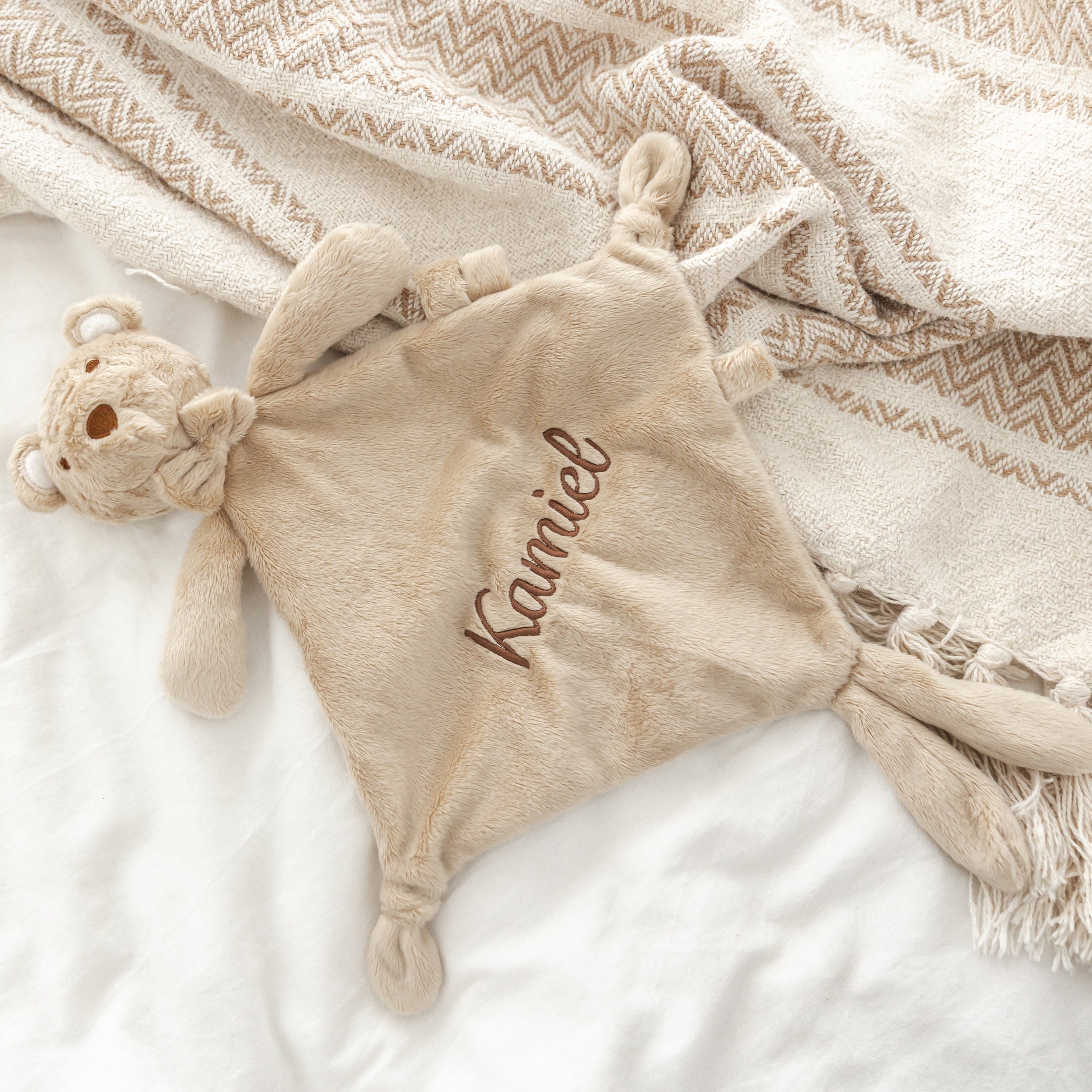 Doudou Beer met naam – zacht, gepersonaliseerd knuffeldoekje in pluche stof met strikje, handgemaakt door Little Steps