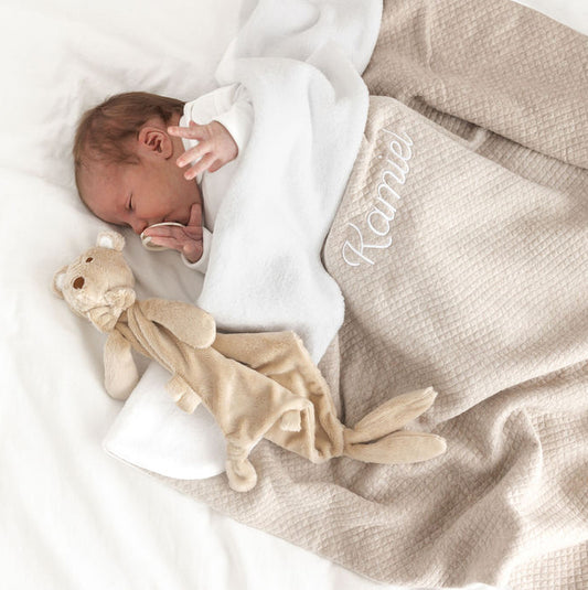 Doudou Beertje met naam – zacht, gepersonaliseerd knuffeldoekje in pluche stof met strikje, handgemaakt door Little Steps