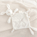Afbeelding laden in Galerijviewer, Gepersonaliseerd Doudou Konijntje met naam – zacht babyknuffeltje als geboortecadeau of accessoire in de babykamer
