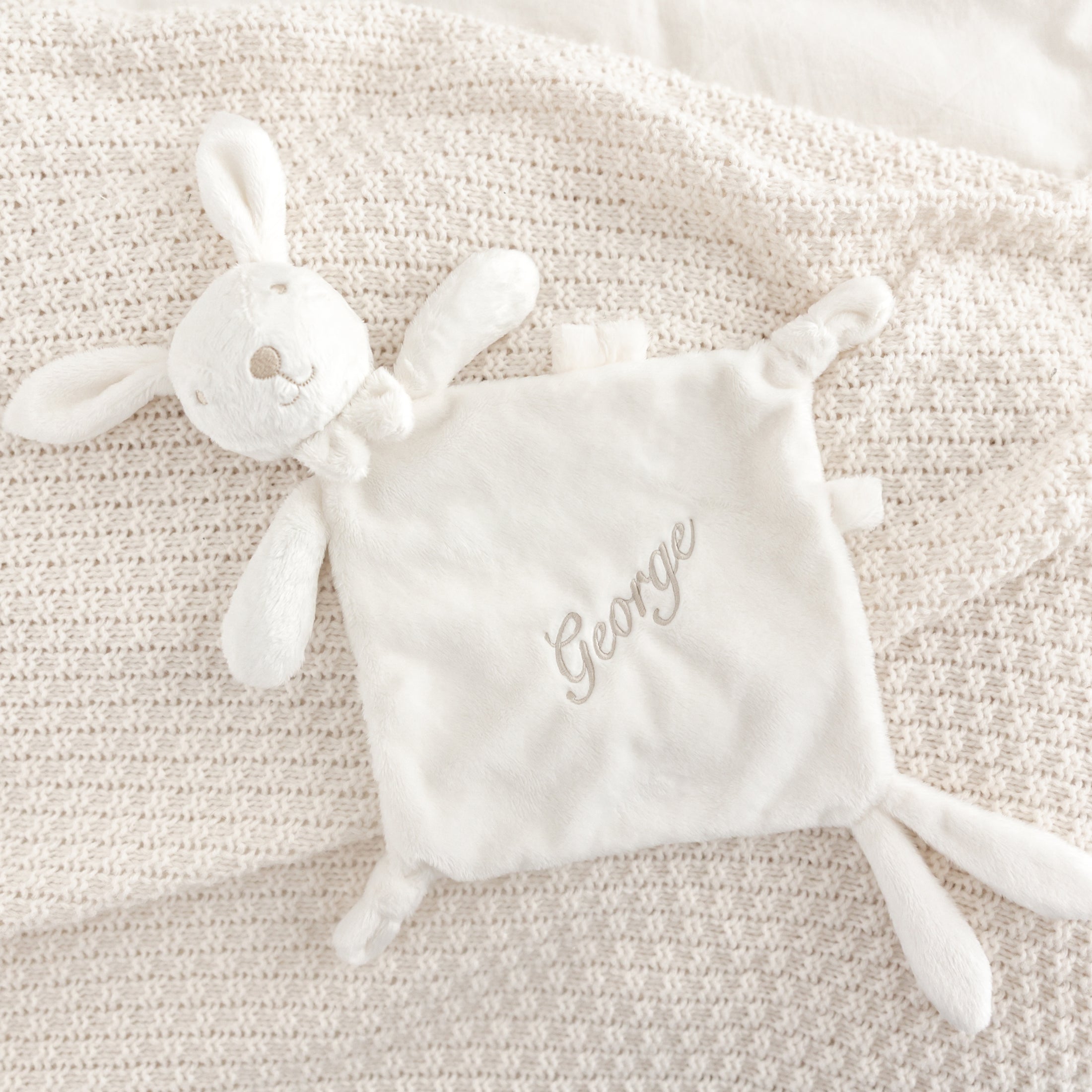Gepersonaliseerd Doudou Konijntje met naam – zacht babyknuffeltje als geboortecadeau of accessoire in de babykamer