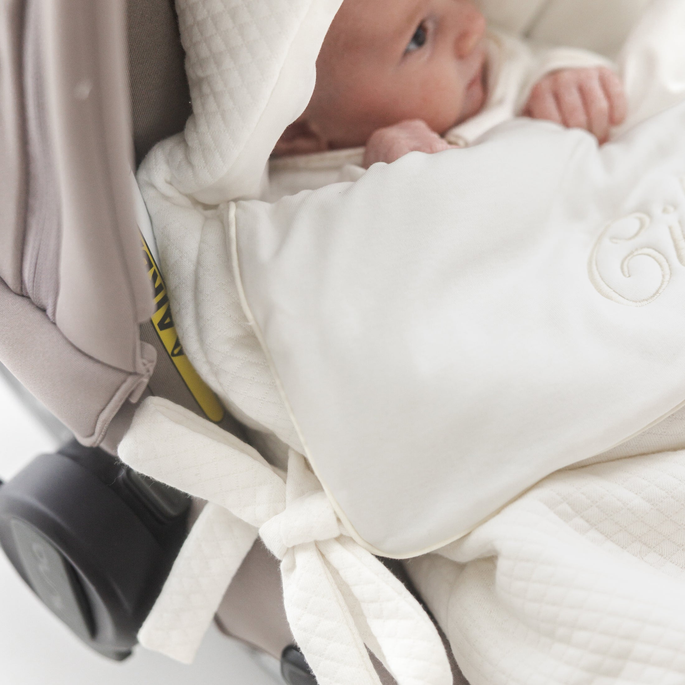 Detail van voetenzak voor Maxi-Cosi – fijne bies en strik stijlvol en praktisch ontwerp