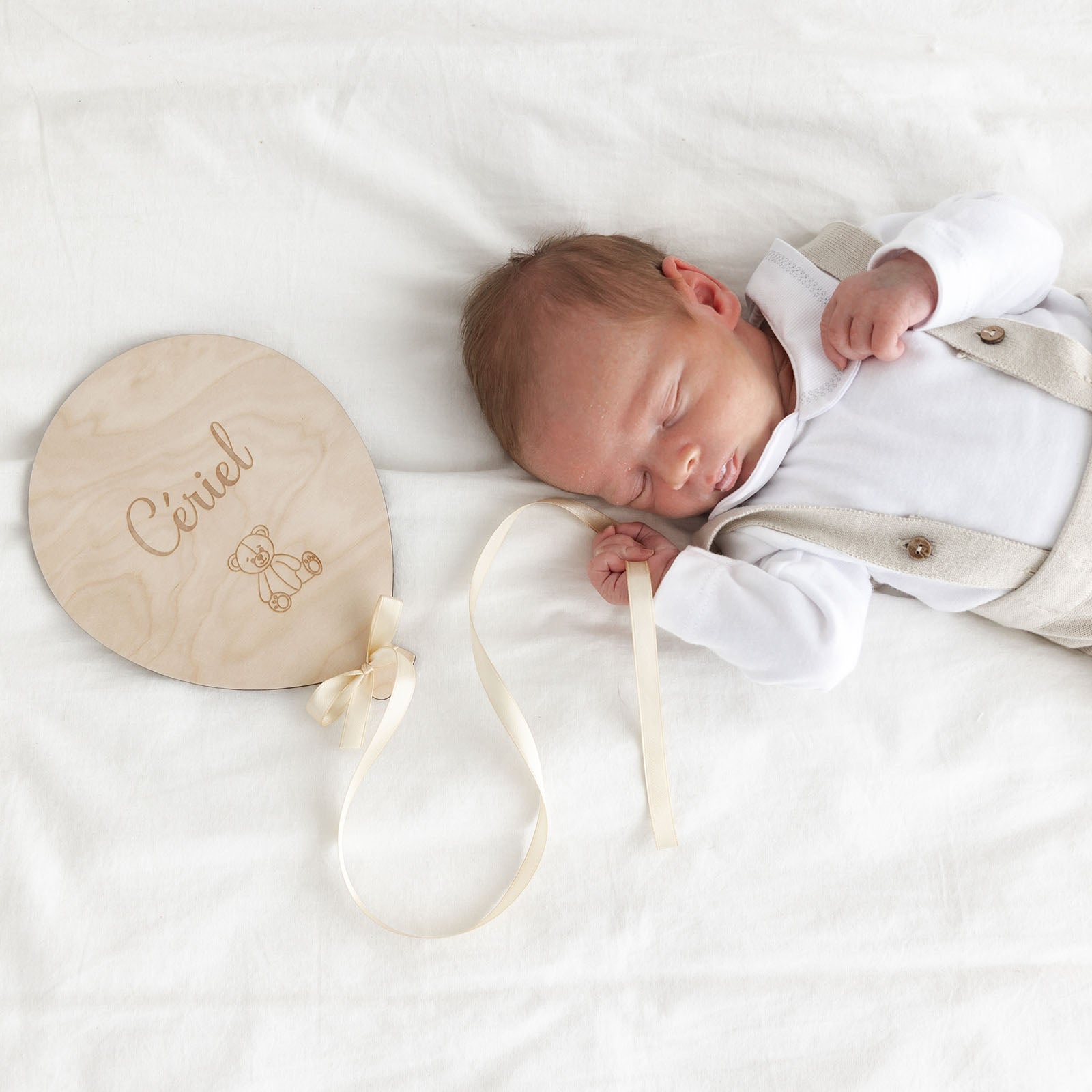 Houten geboortebordje in ballonvorm met naam – speelse en originele geboorteaankondiging van Little Steps