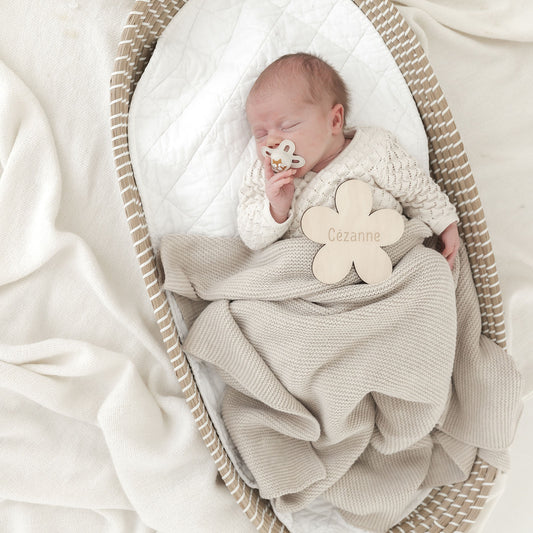 Geboortebordje in bloemvorm met naam – zacht en natuurlijk houten geboorteaandenken van Little Steps
