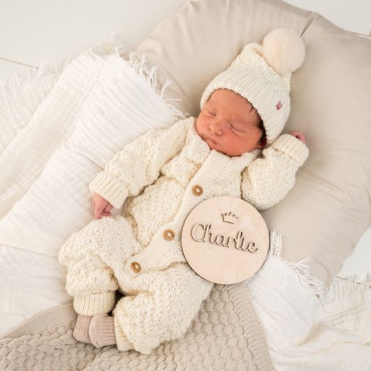 Rond houten geboortebordje met naam gegraveerd – tijdloos en persoonlijk geboorteaandenken van Little Steps
