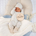 Afbeelding laden in Galerijviewer, Rond houten geboortebordje met naam – gebruikt bij newbornshoot, warm en persoonlijk aandenken aan geboorte
