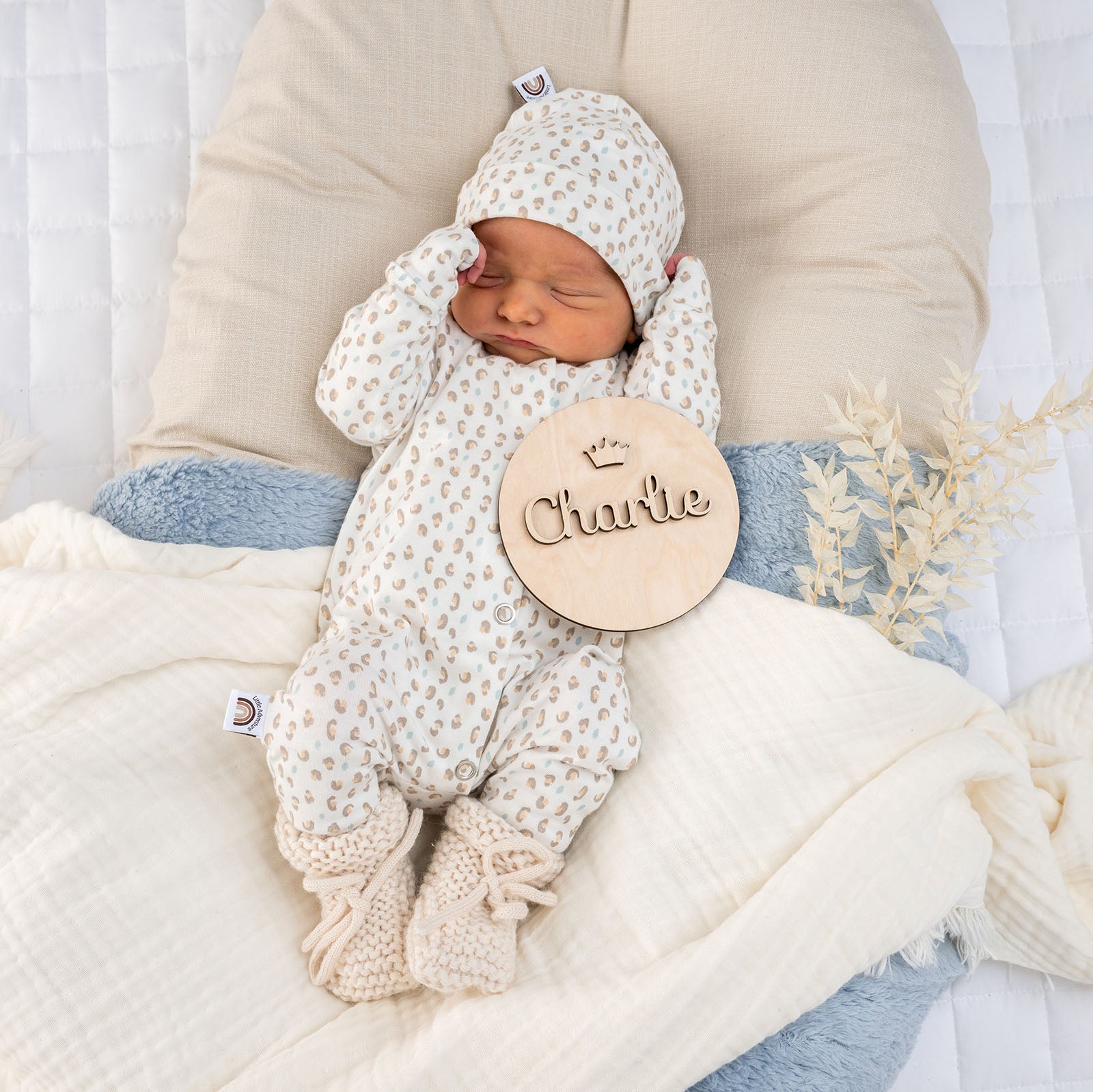 Rond houten geboortebordje met naam – gebruikt bij newbornshoot, warm en persoonlijk aandenken aan geboorte