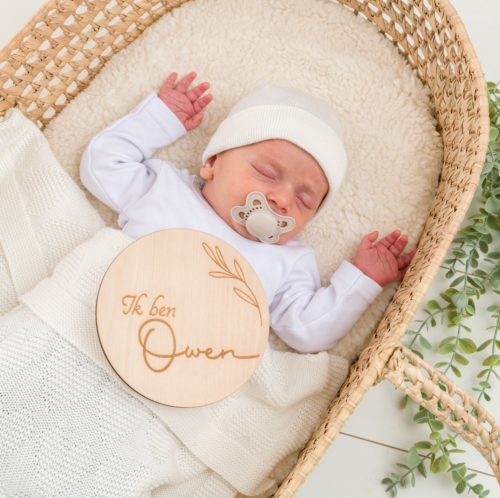 Detail van gegraveerde naam op rond geboortebordje – natuurlijke houten afwerking, handgemaakt in België