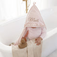 Afbeelding laden in Galerijviewer, epersonaliseerde badcape Ruffle met naam – speelse en klassieke badcape voor baby

