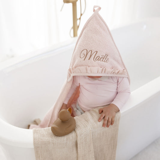 epersonaliseerde badcape Ruffle met naam – speelse en klassieke badcape voor baby