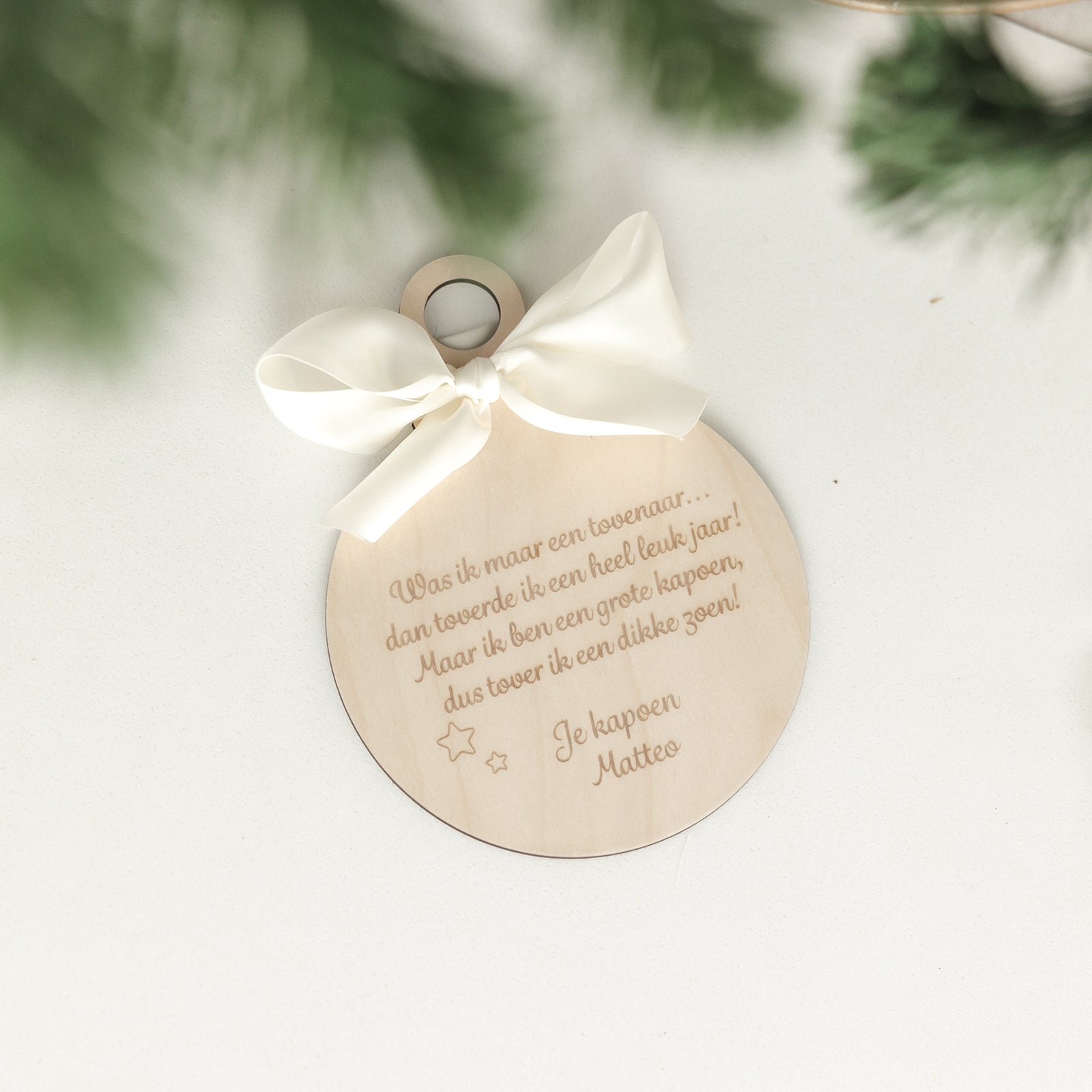 Gepersonaliseerde houten kerstbal met gegraveerde nieuwjaarswens – warme en unieke kerstdecoratie met persoonlijke tekst