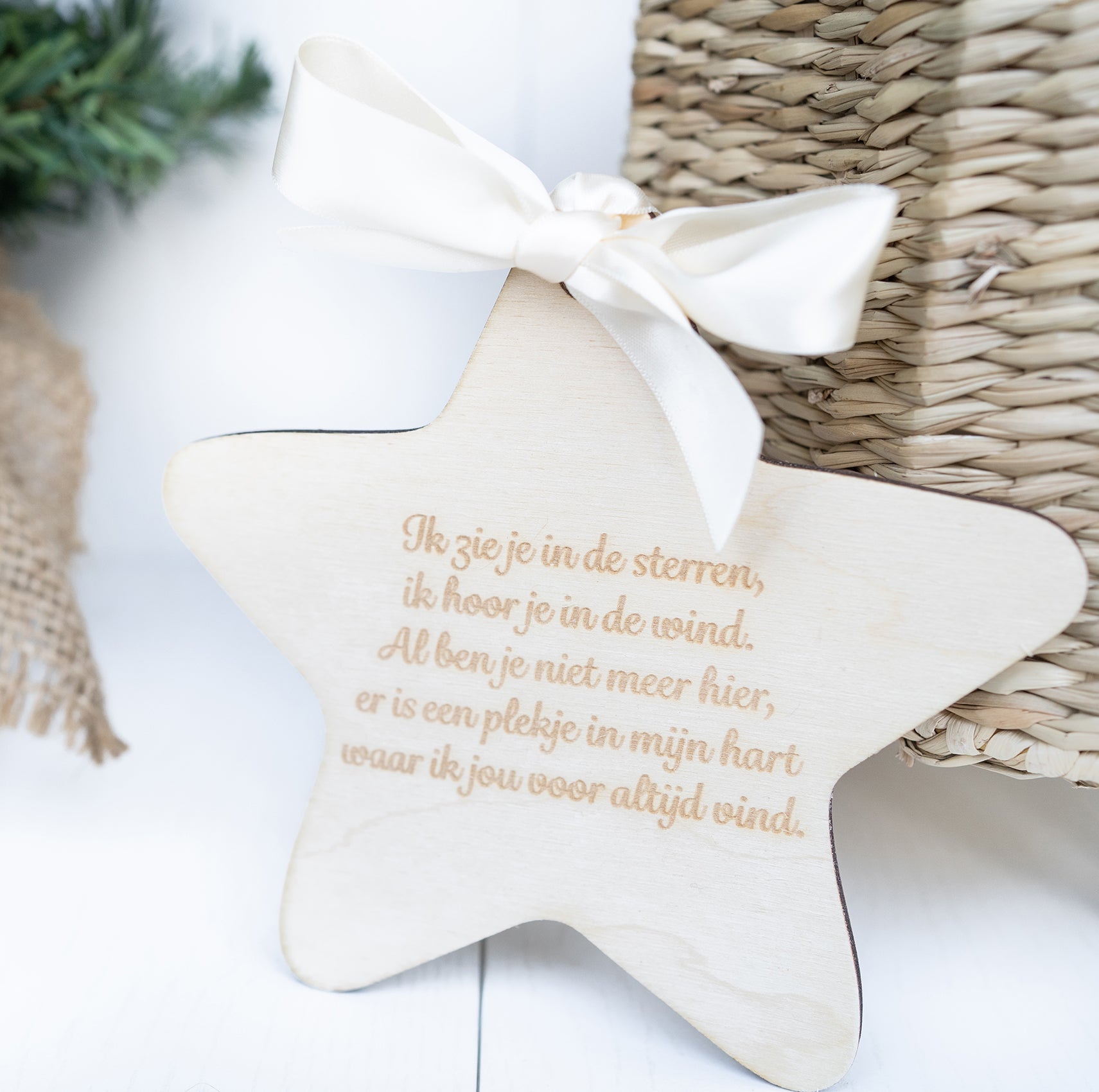 Gepersonaliseerde houten ster met gegraveerde nieuwjaarswens – warme en unieke kerstdecoratie met persoonlijke tekst