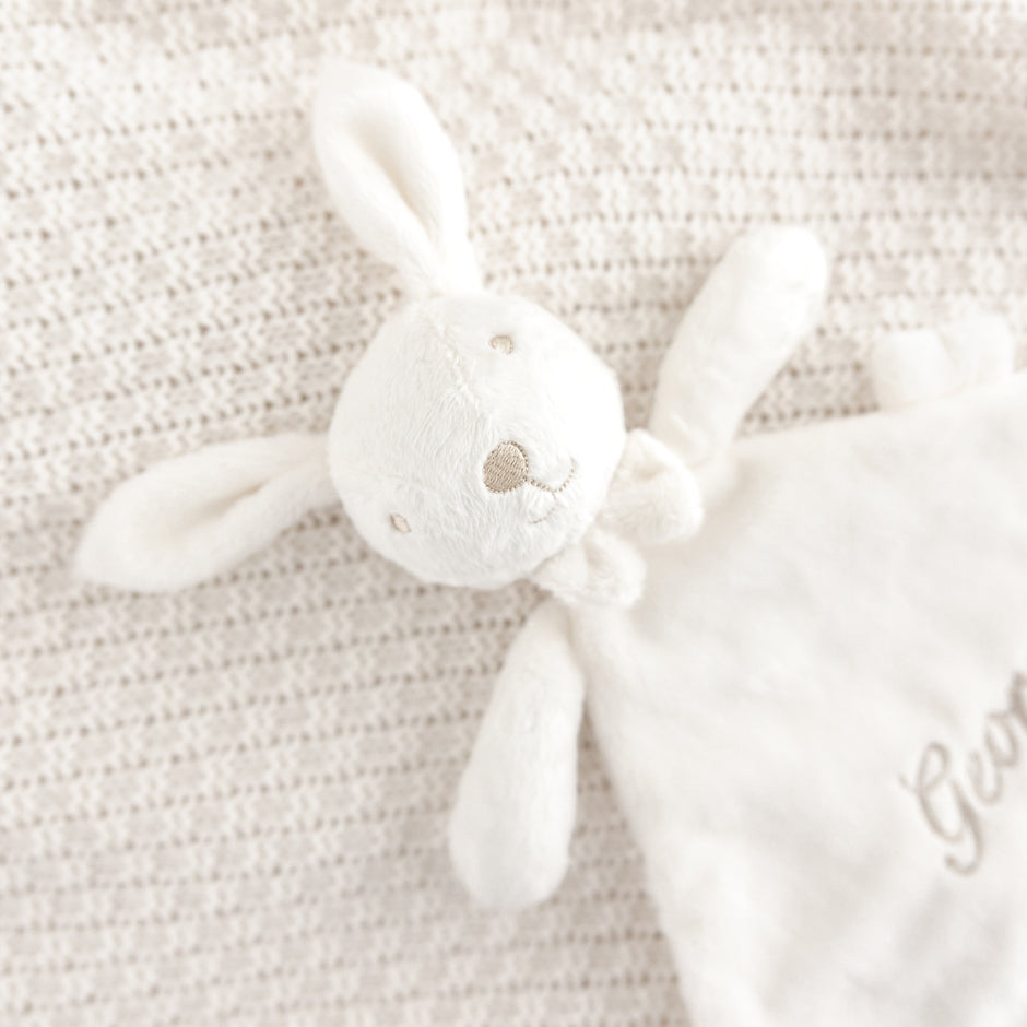 Lange oortjes en fluweelzachte stof van Doudou Konijntje – comfortabel en veilig knuffeldoekje voor baby’s