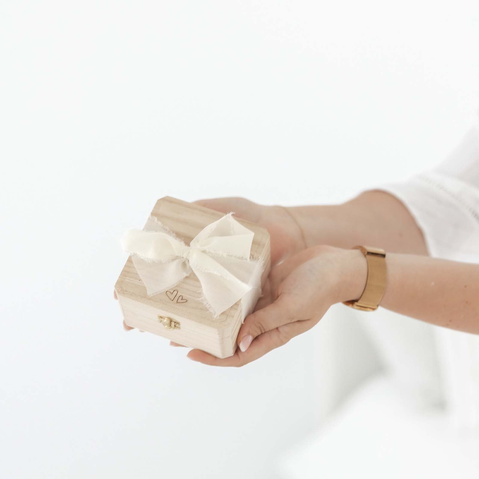 Houten doosje met boodschap – gegraveerde tekst op houten schijfje, liefdevol verpakt met lintje