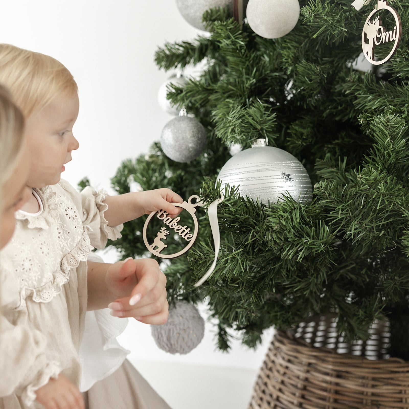 Houten kerstbal met naam – gepersonaliseerde kerstdecoratie met koordje, handgemaakt door Little Steps