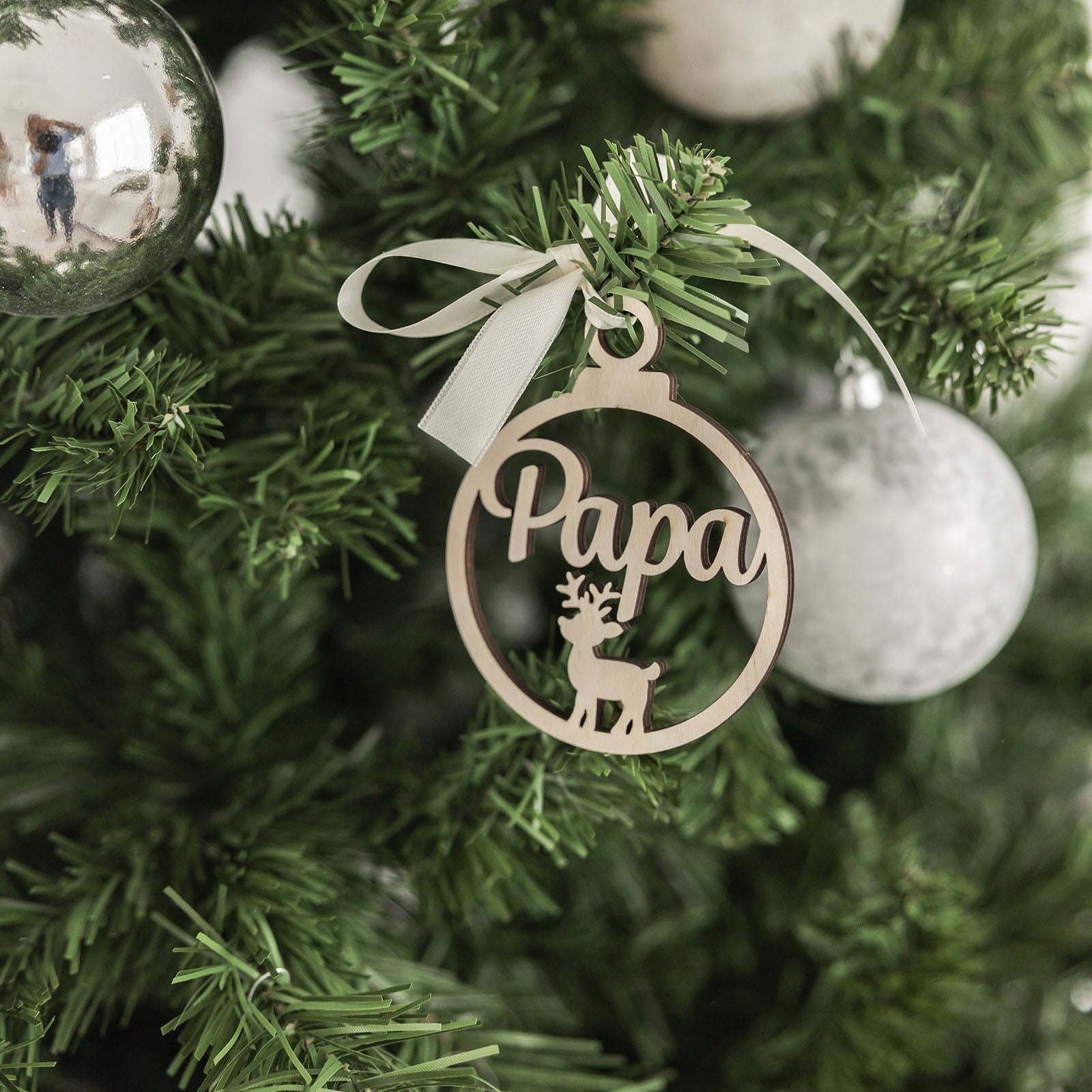 Gepersonaliseerde houten kerstbal met naam – originele kerstversiering in natuurlijke stijl, mooi cadeau-idee