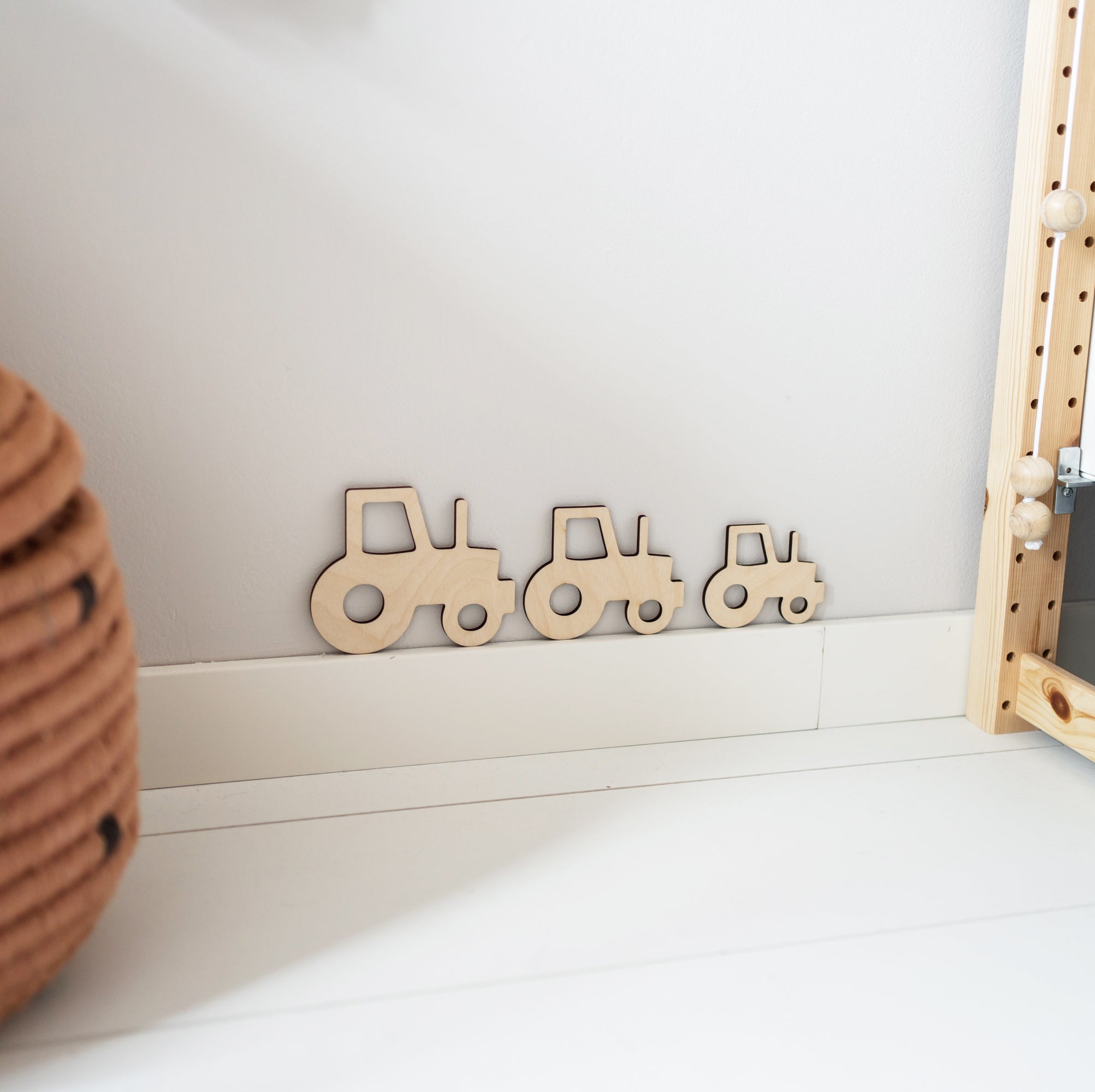 Houten muurdecoratie tractor  – speelse houten vormen voor kinderkamer, eenvoudig te bevestigen met tape