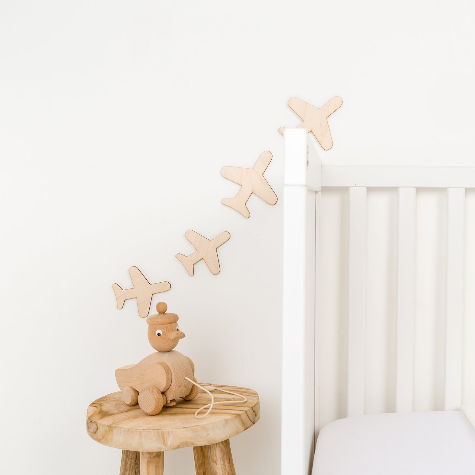 Houten muurdecoratie vliegtuigjes – natuurlijke wanddecoratie voor babykamer, eenvoudig te bevestigen met kleefstrip