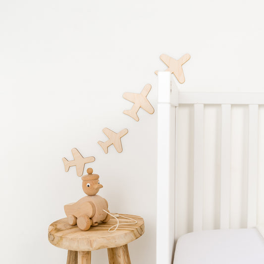 Houten muurdecoratie vliegtuigjes – natuurlijke wanddecoratie voor babykamer, eenvoudig te bevestigen met kleefstrip
