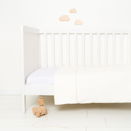 Houten muurdecoratie wolkjes in kinderkamer – natuurlijke, rustgevende decoratie met kleefstrip