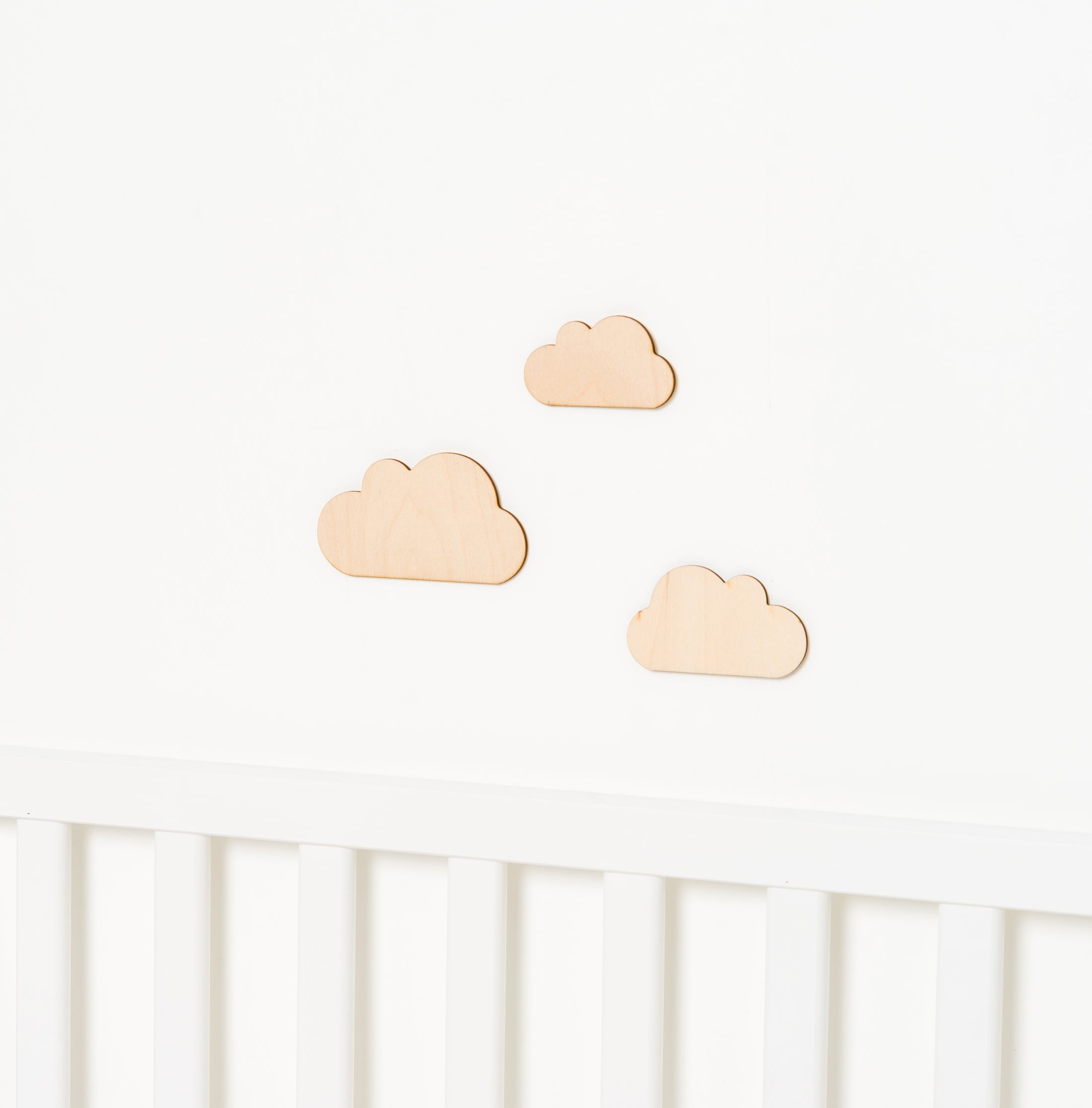 Detail van houten muurdecoratie wolkjes – zachte vormen en natuurlijke houtstructuur, handgemaakt in Belgi