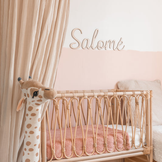 Houten naam op muur in babykamer – warme en persoonlijke decoratie, eenvoudig op te hangen met tape