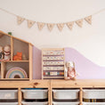 Afbeelding laden in Galerijviewer, Gepersonaliseerde houten vlaggenlijn met naam – decoratieve slinger voor kinderkamer van Little Steps
