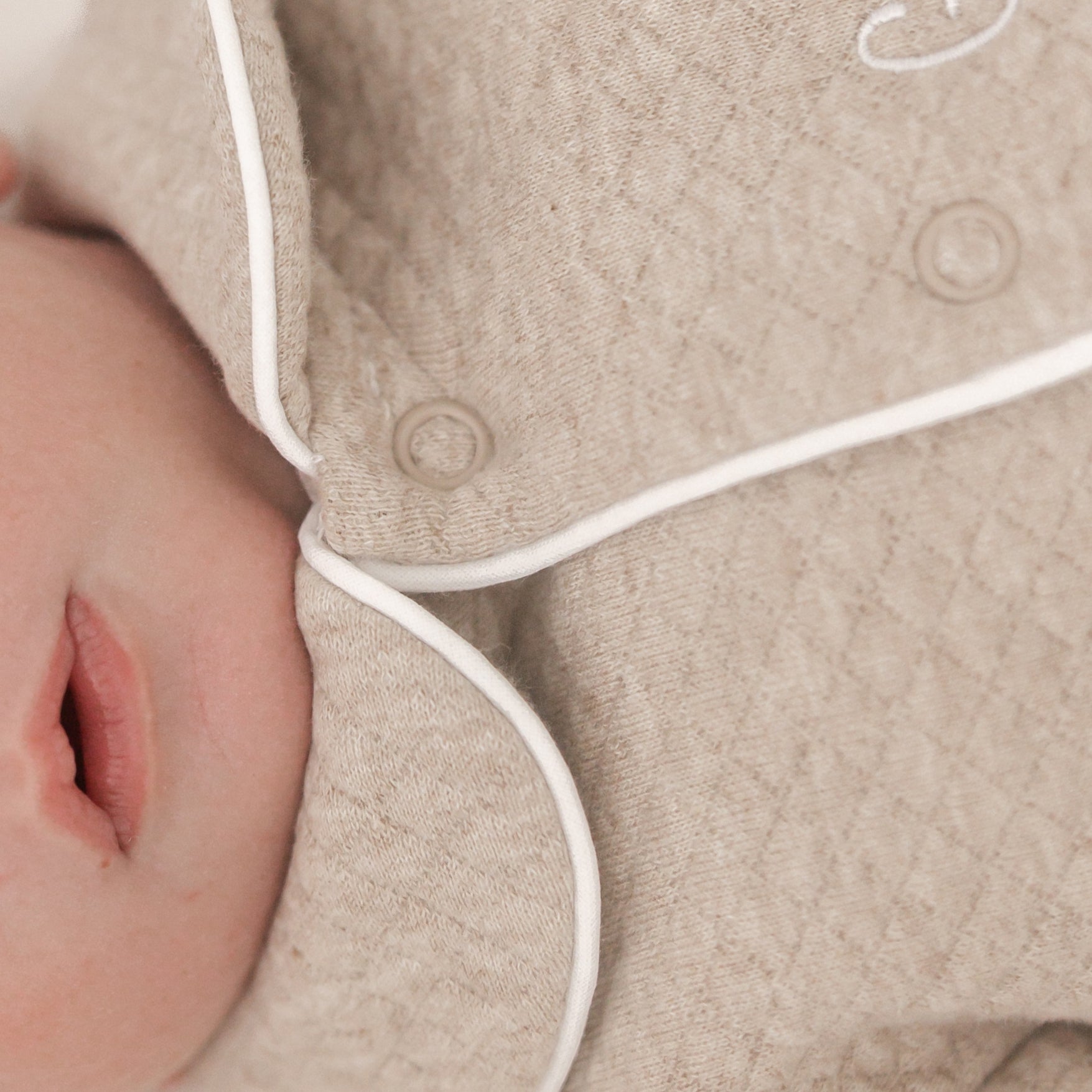 detailfoto van het kruippakje George