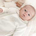 Afbeelding laden in Galerijviewer, Kruipakje Lucie in off-white – luxe babykruippakje met subtiel biesje en naam geborduurd, handgemaakt door Little Steps
