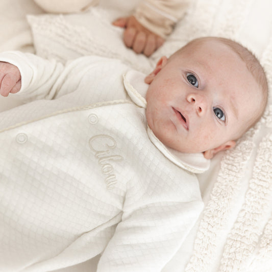Kruipakje Lucie in off-white – luxe babykruippakje met subtiel biesje en naam geborduurd, handgemaakt door Little Steps