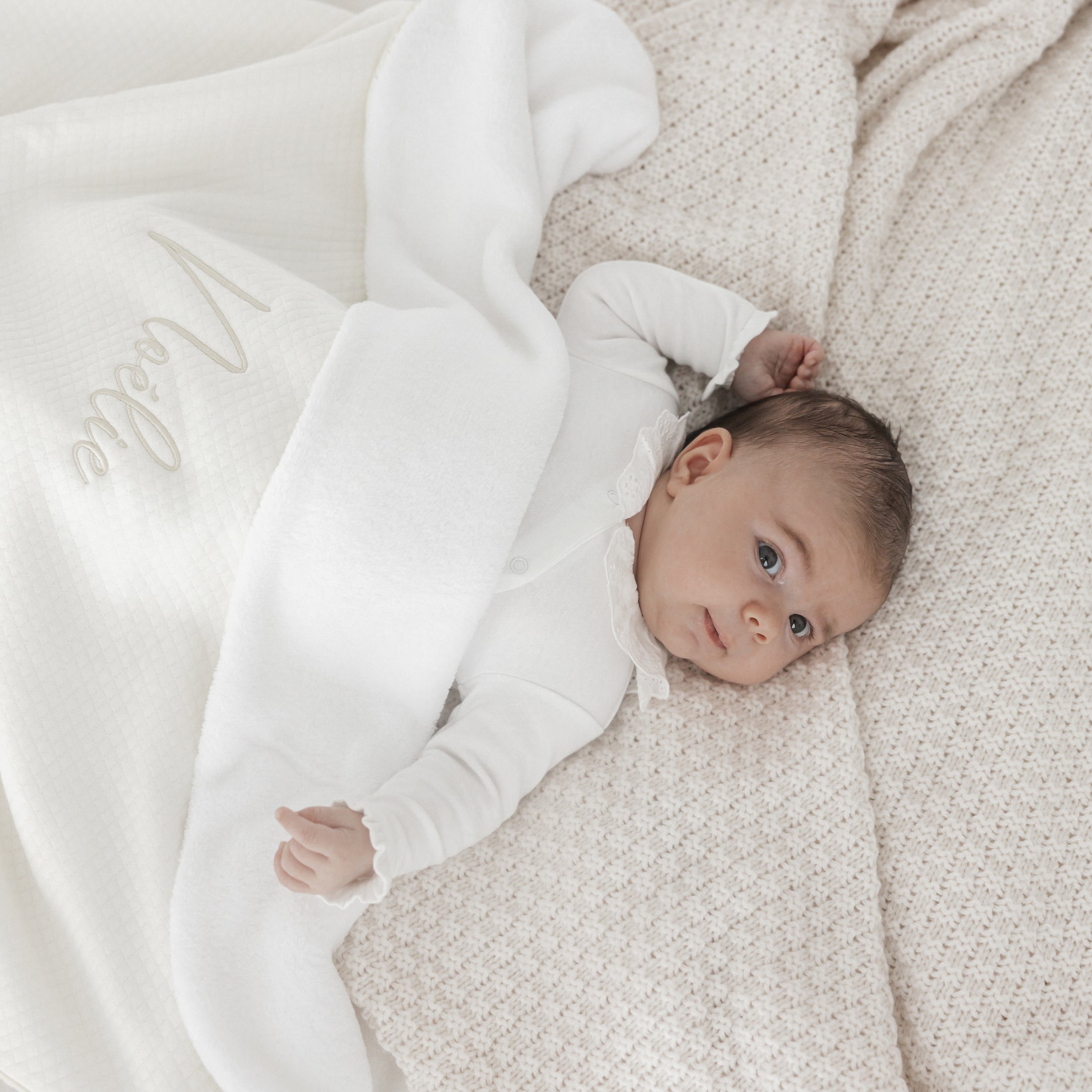 Kruiakje Alix – gepersonaliseerd geboortepakje in off-white met naam, zacht en tijdloos babycadeau van Little Steps