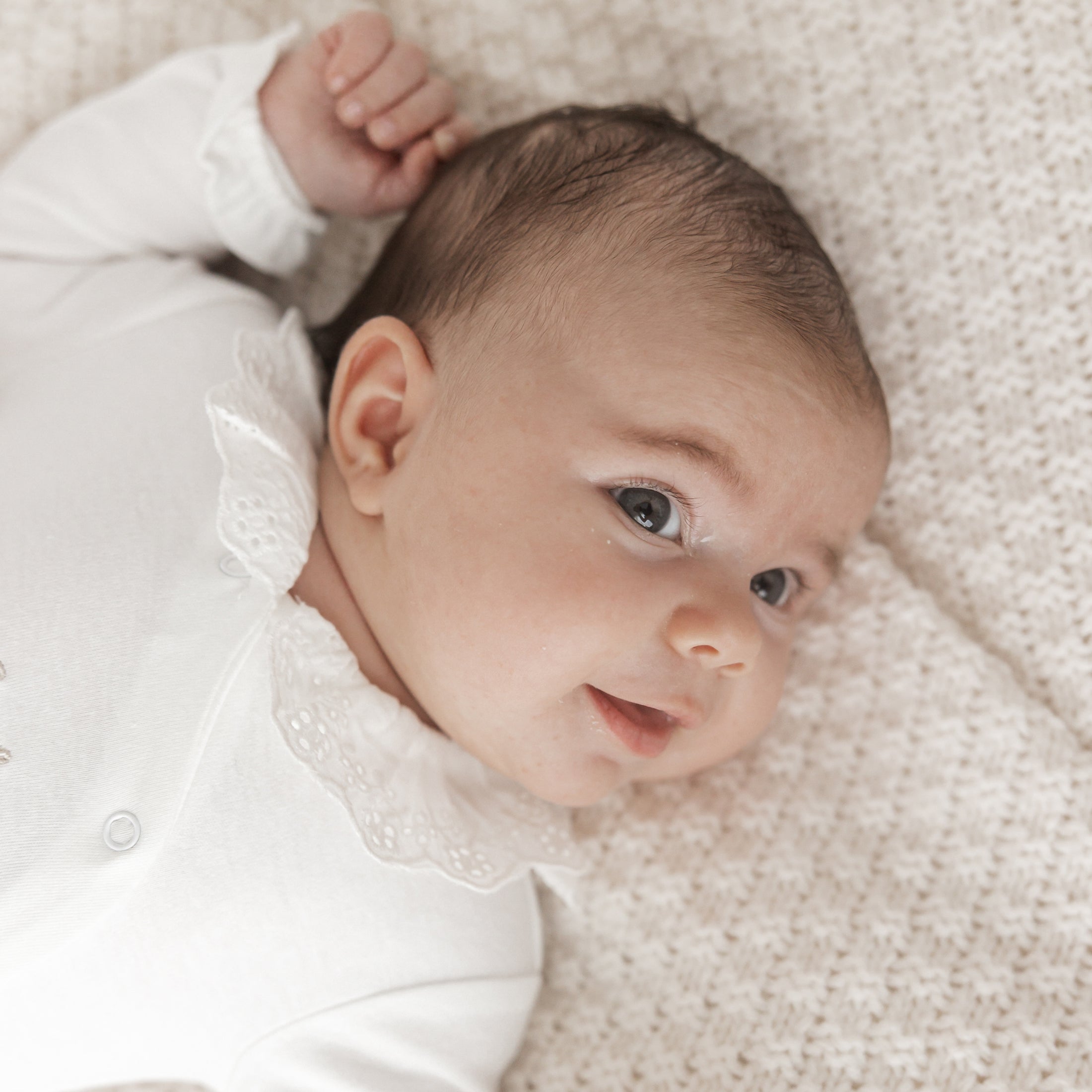 Kruippakje Alix met naam geborduurd – zacht en stijlvol babykruippakje in off-white, handgemaakt door Little Steps