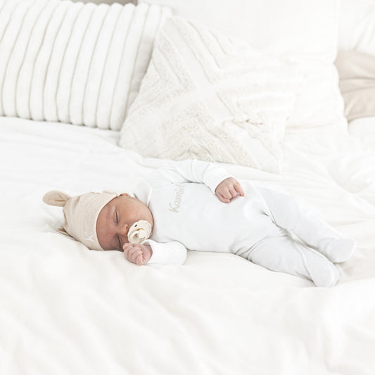 Kruipakje Eden in wieg – gepersonaliseerd geboortepakje met naam, zachte en klassieke baby outfit van Little Steps