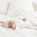 Afbeelding laden in Galerijviewer, Kruippakje Eden met naam – klassiek babykruippakje met Peter Pan-kraag in off-white, handgemaakt door Little Steps
