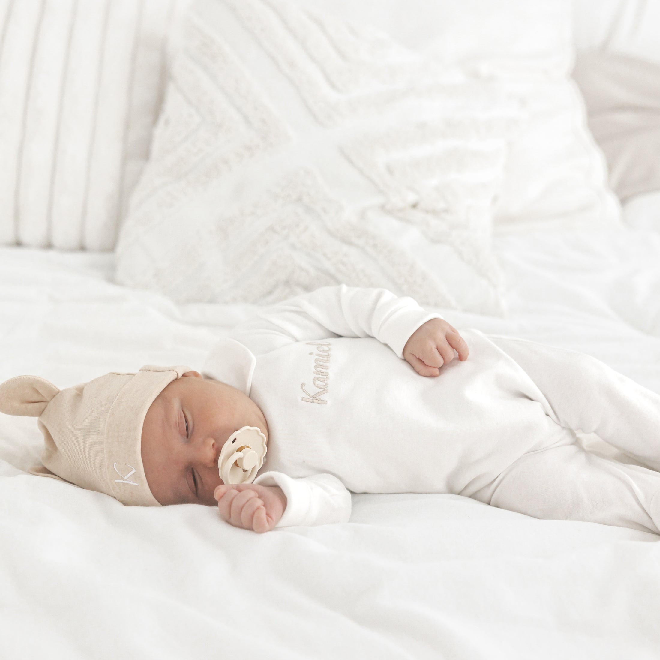 Kruippakje Eden met naam – klassiek babykruippakje met Peter Pan-kraag in off-white, handgemaakt door Little Steps