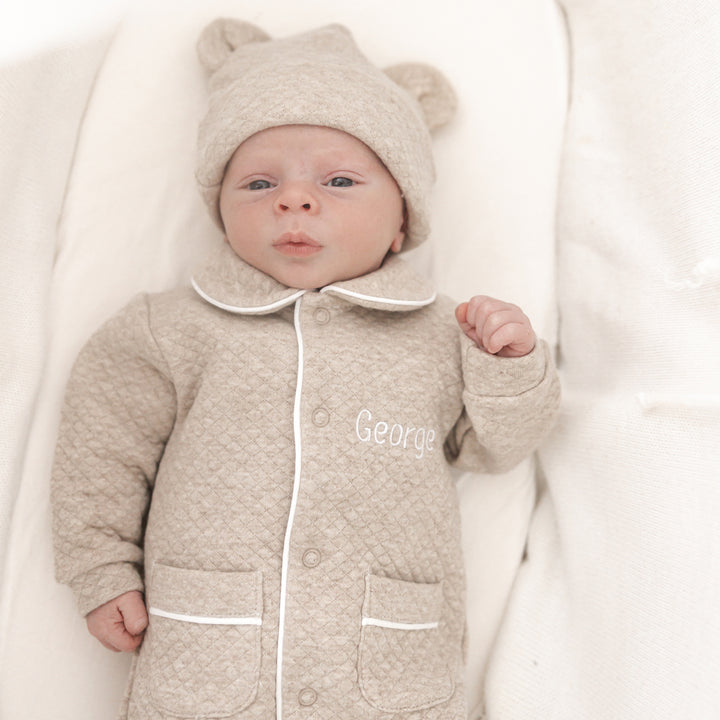 Beige kruippakje George met geborduurde naam – persoonlijk en stijlvol cadeautje uit het Little Steps atelier