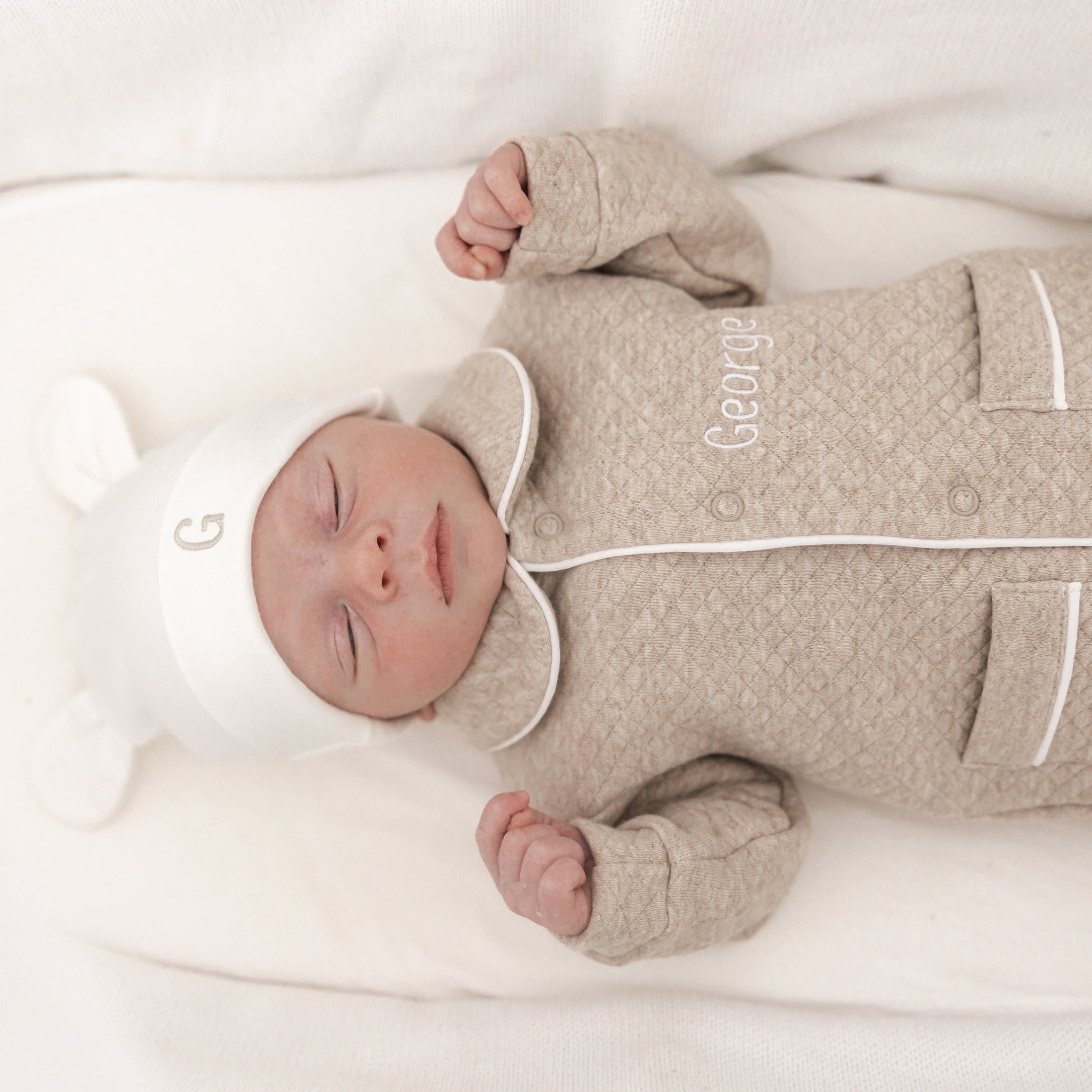 Beige kruippakje George – zacht, comfortabel en perfect om te laten personaliseren