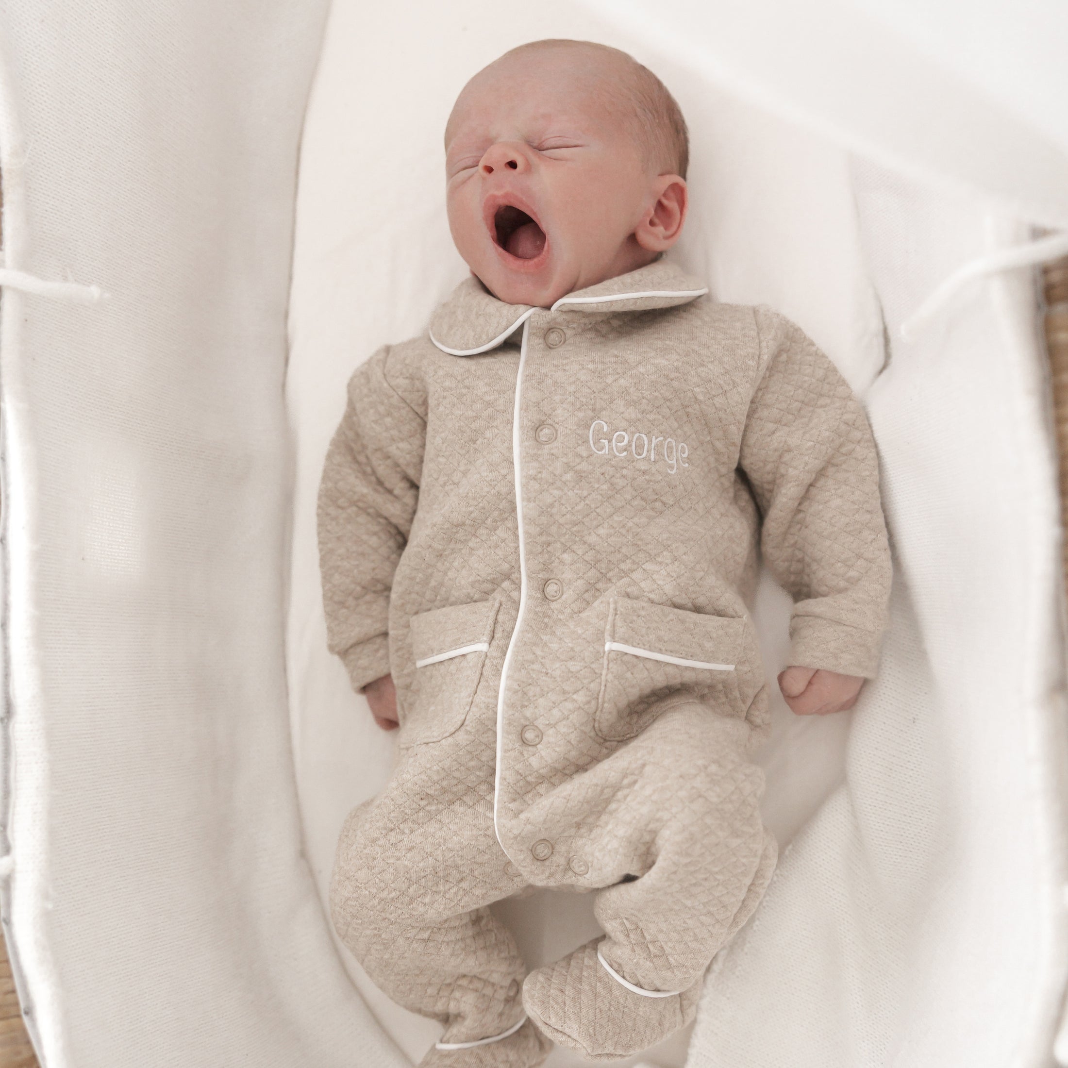 Beige kruippakje George met geborduurde naam – persoonlijk en stijlvol cadeautje van Little Steps