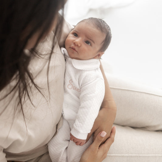 Kruippakje Liz in wit – luxe babykruippakje met naam, zachte stof en fijne biesafwerking, handgemaakt door Little Steps
