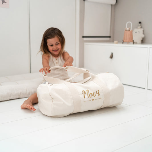 Beige sporttas met naam geborduurd – gepersonaliseerde kindertas handgemaakt in België