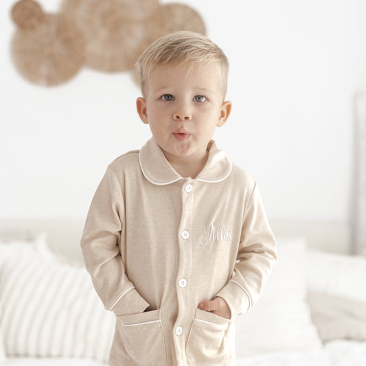 Detailfoto van pyjama Lou in beige met fijne witte bies – hoogwaardige afwerking uit het atelier van Little Steps