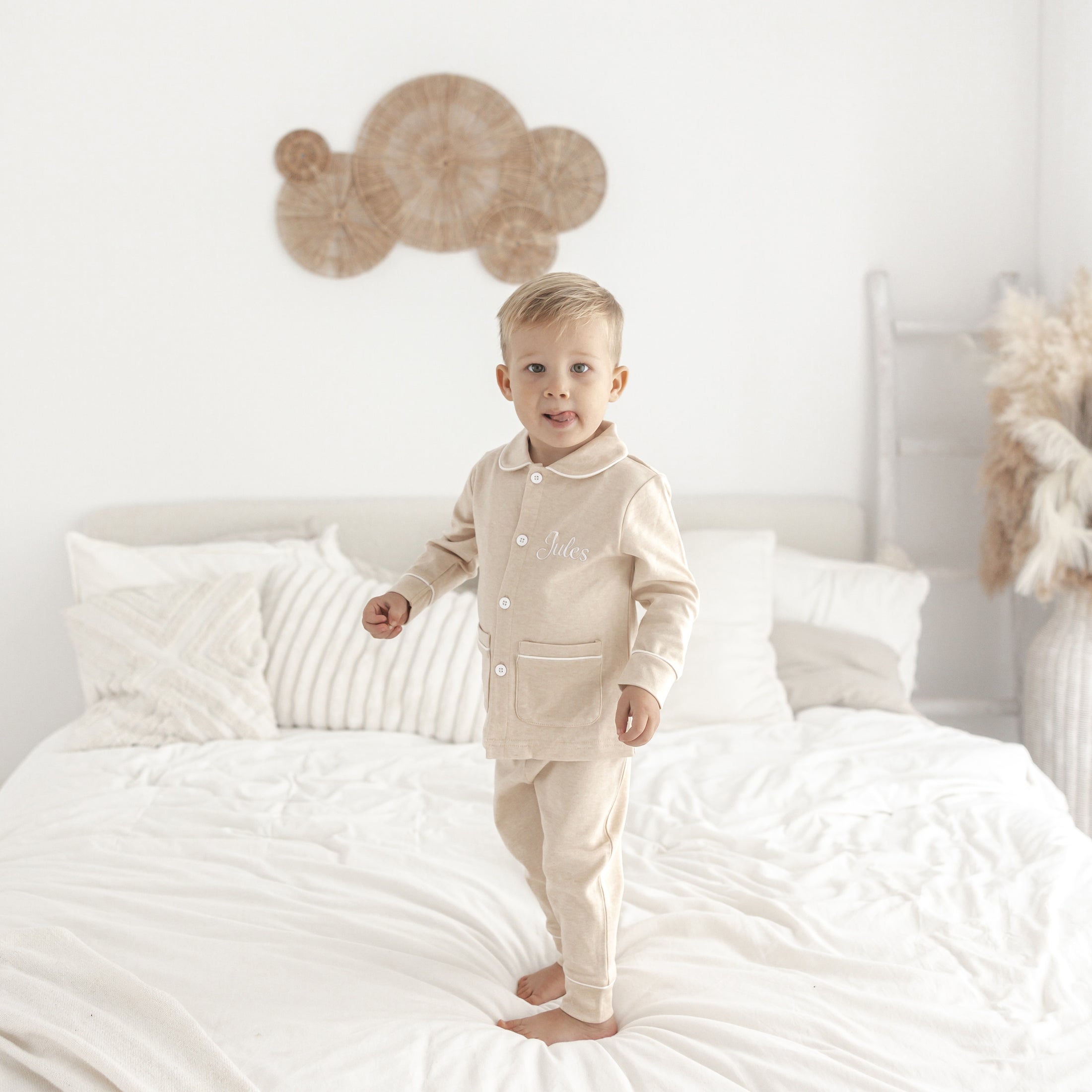 Pyjama Lou – tweedelige kinderpyjama van zacht katoen met witte biesjes, van Little Steps