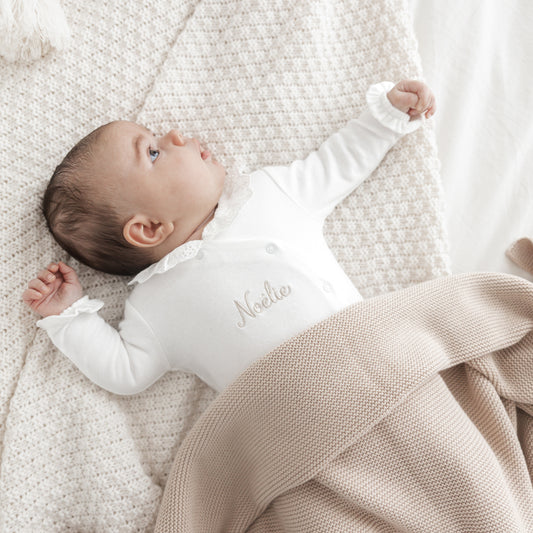 Romper Alix – gepersonaliseerd geboortepakje in off-white met naam, zacht en tijdloos babycadeau van Little Steps