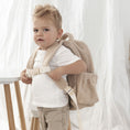 Afbeelding laden in Galerijviewer, Beige Rugzakje Beau van teddy met naam – gepersonaliseerde kinderrugzak met zachte textuur
