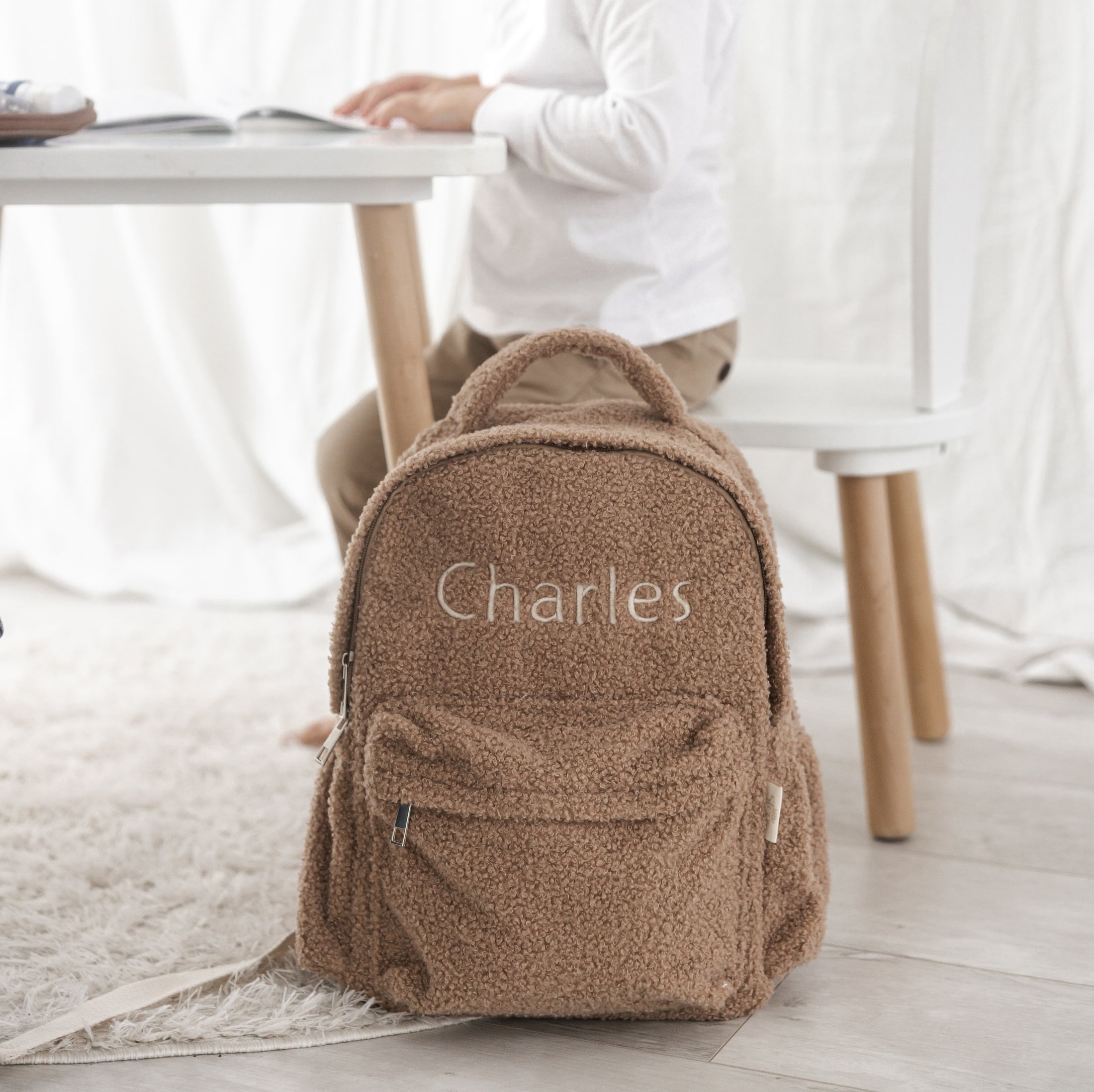 Rugzakje Beau met naam geborduurd – zachte bruine teddy kinderrugzak van Little Steps, praktisch en stijlvol