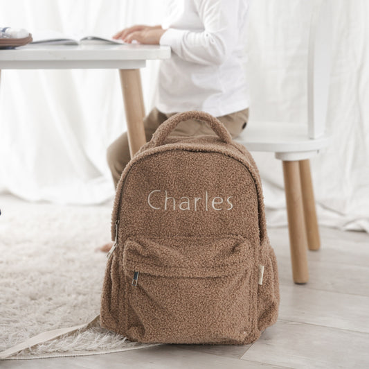 Rugzakje Beau met naam geborduurd – zachte bruine teddy kinderrugzak van Little Steps, praktisch en stijlvol