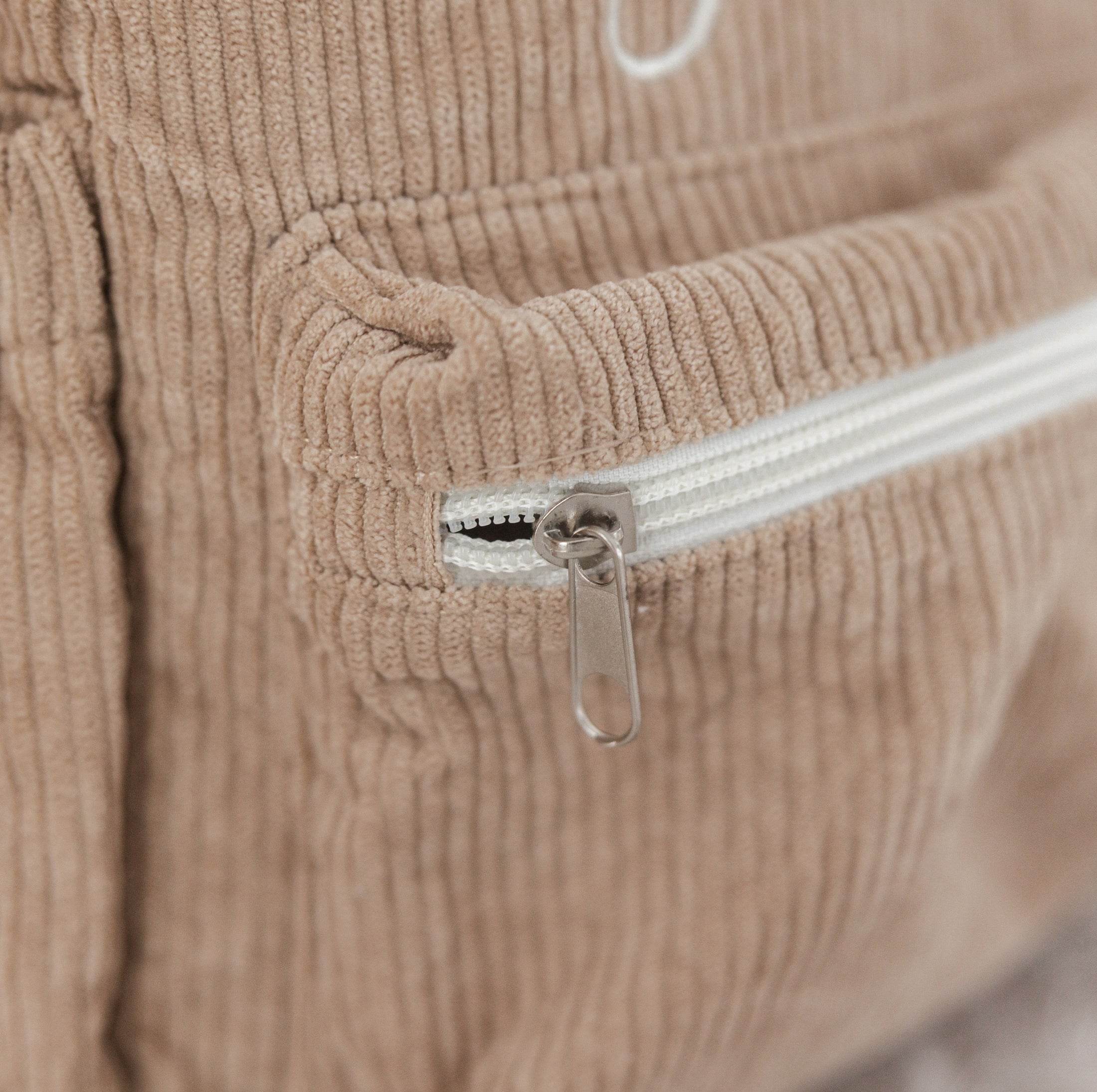 Rugzakje Charlie met ritsvak vooraan – praktische corduroy kinderrugzak met naam