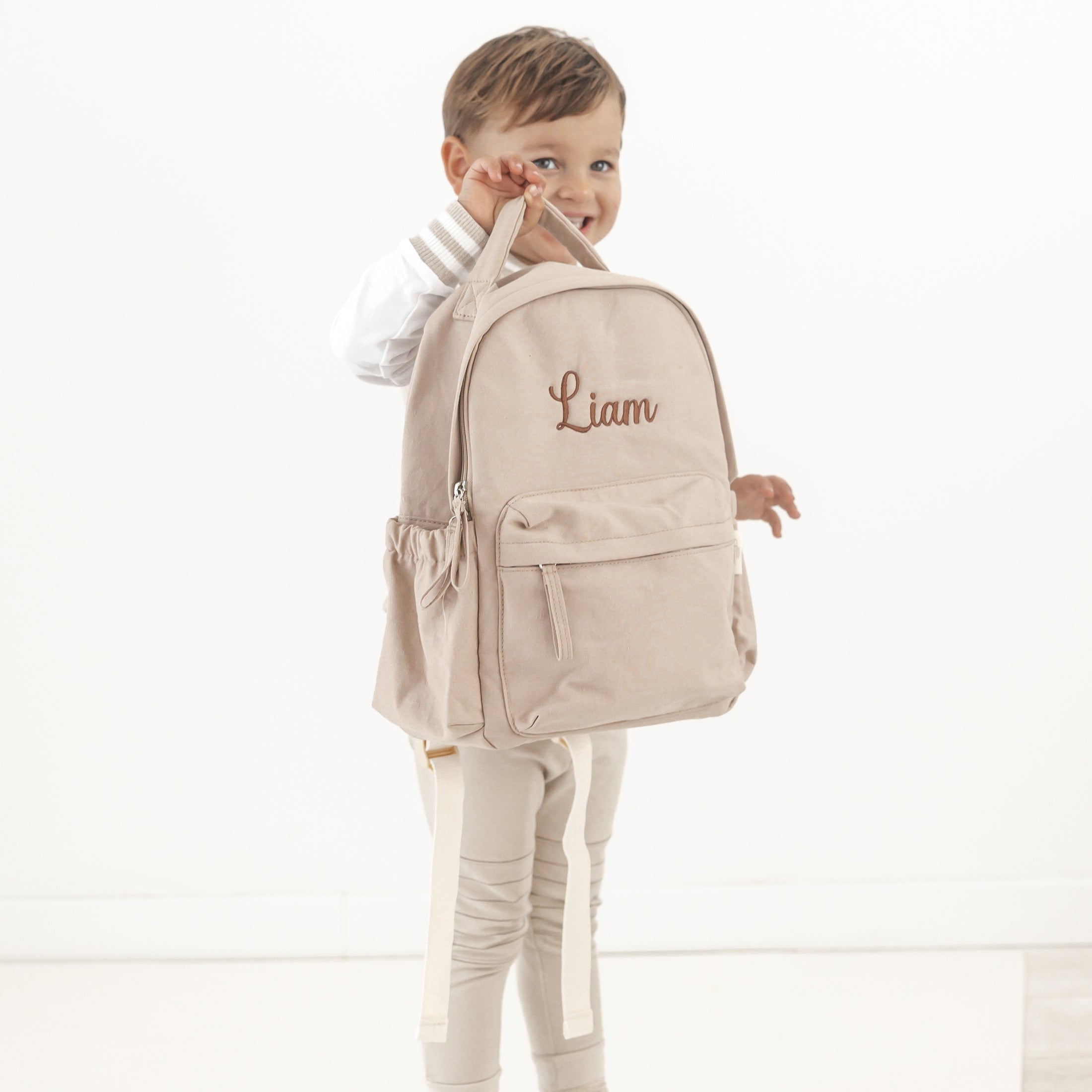 Beige rugzakje Luca met naam – stijlvolle gepersonaliseerde schooltas voor kinderen, handgemaakt in België