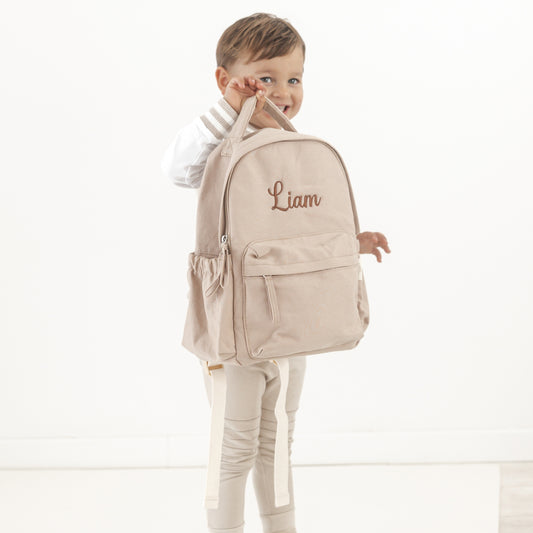 Beige rugzakje Luca met naam – stijlvolle gepersonaliseerde schooltas voor kinderen, handgemaakt in België