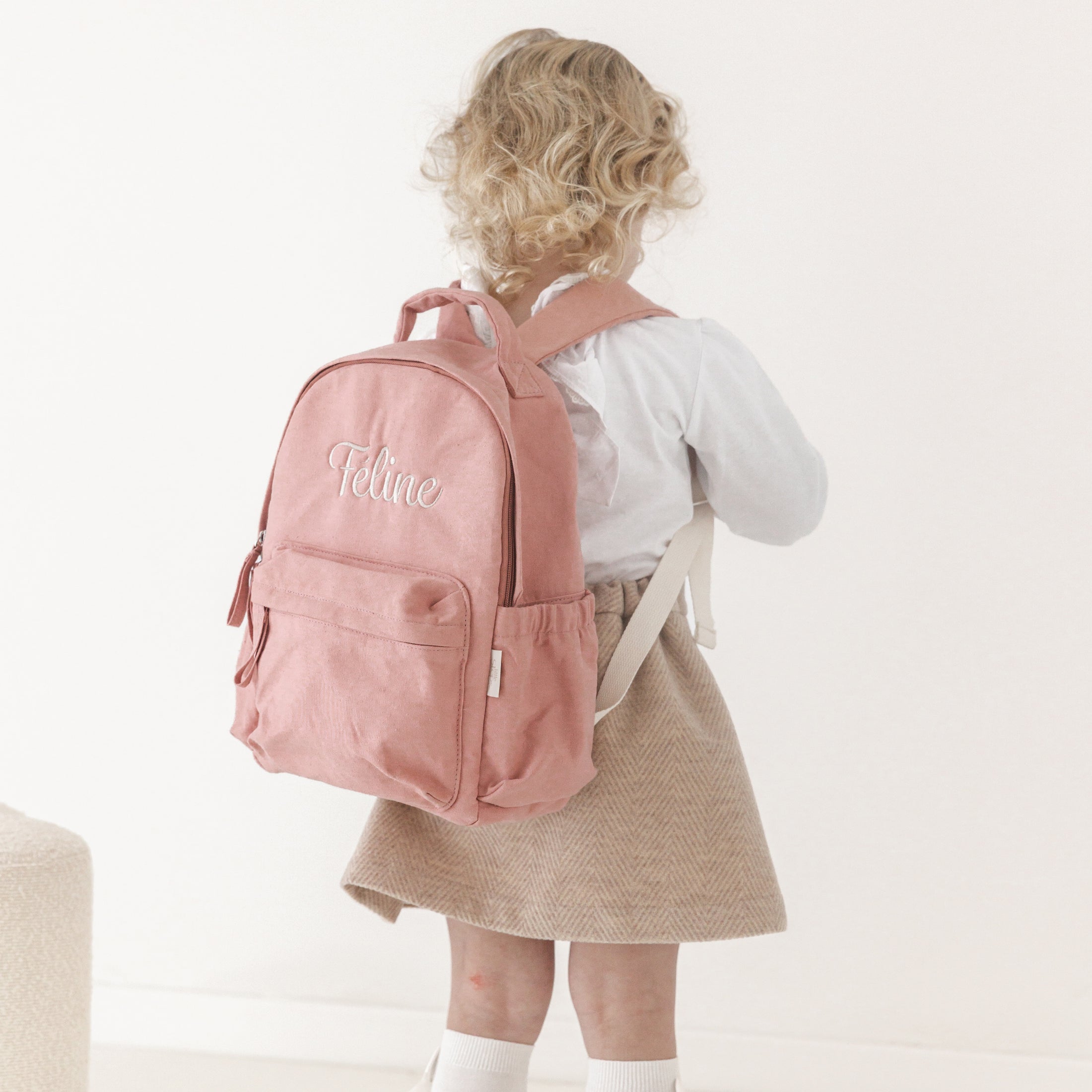 Kind draagt rugzakje Luca met naam – stoere en gepersonaliseerde rugzak voor school of uitstap