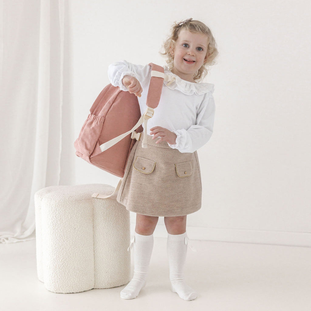 Zijaanzicht van rugzakje Luca met elastisch zijvak voor drinkbus – praktische kinderrugzak met naam